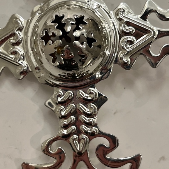 SEASONS of Cannon Falls Inspiring Tradition Christmas Ornaments Silver Cross (5) - Picture 6 of 15